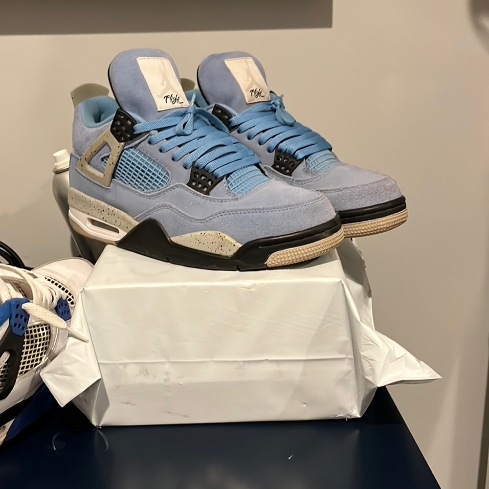 Jordan 4 unc vnds( one of the tongue tags cut off)